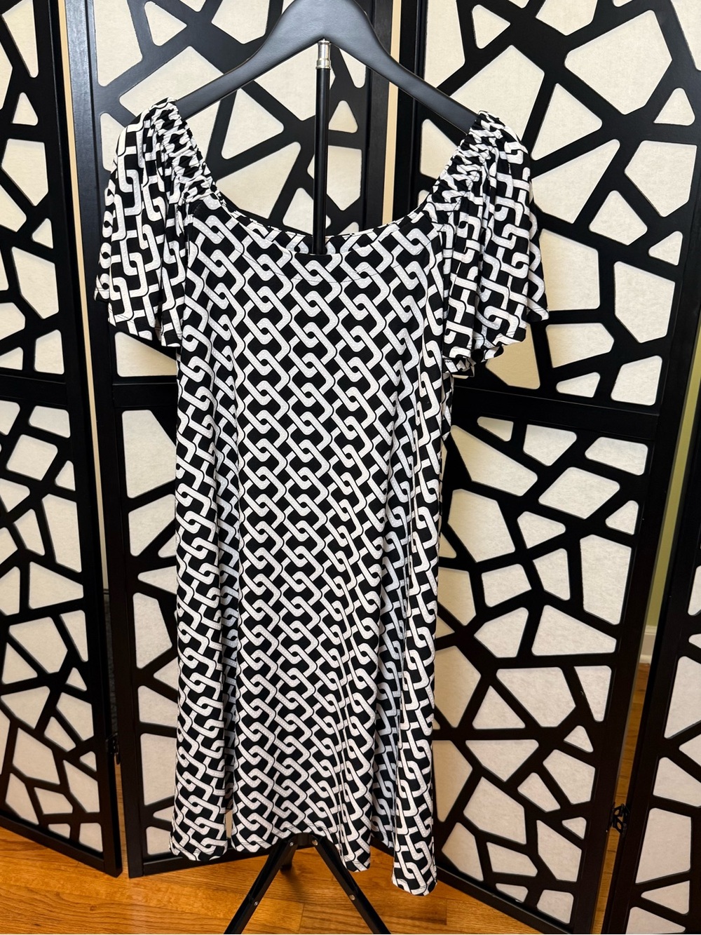 Robbie Bee Signature Black and White Geometric knee length Dress. EUC